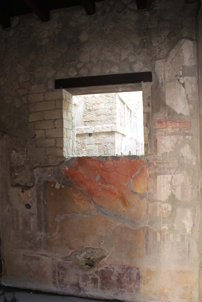 V.7 Herculaneum, March 2014. East wall with window of room on north-east side of atrium.
Foto Annette Haug, ERC Grant 681269 DÉCOR.